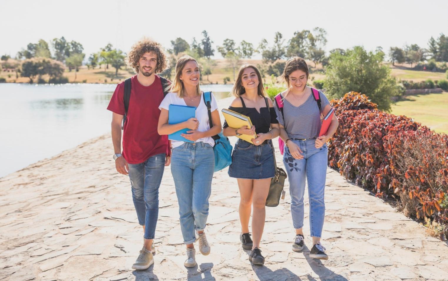 Groupe d'étudiants en finance collaborant